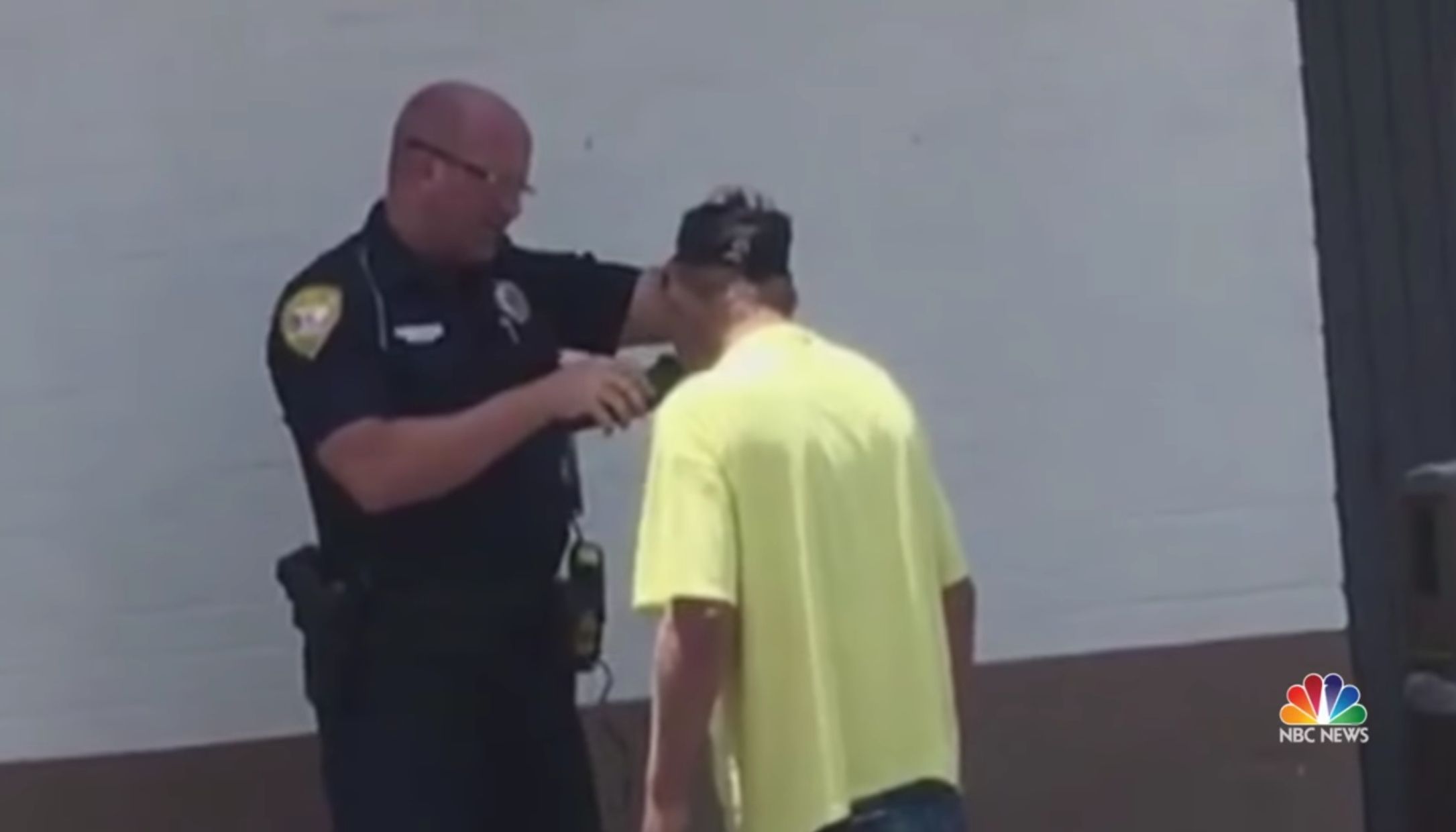 Police Officer Helps Homeless Man Shave For Job Interview
